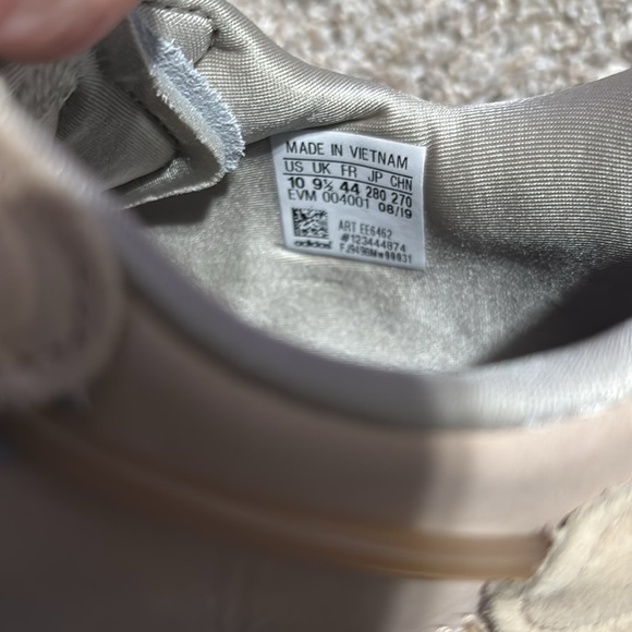 Barely used adidas ozweego - Picture 7 of 14